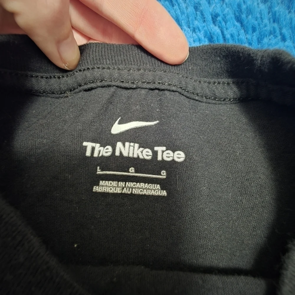 The Nike Tee Kids Size Large